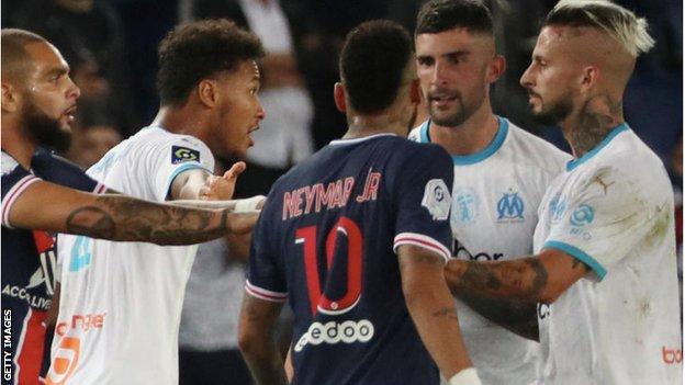 Neymar argues with Alvaro Gonzalez and other Marseille players