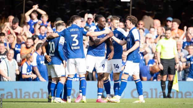Freddie Ladapo: Charlton Athletic sign Ipswich Town striker on loan - BBC  Sport
