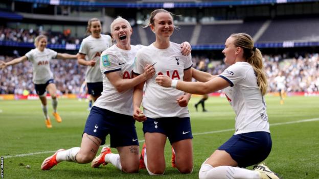 Tottenham players celebrate Martha Thomas' goal against Leicester