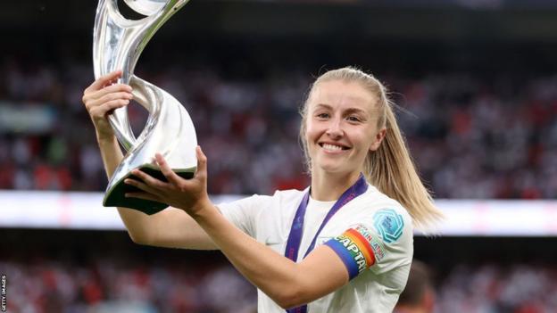 Leah Williamson met de Euro 2022-trofee