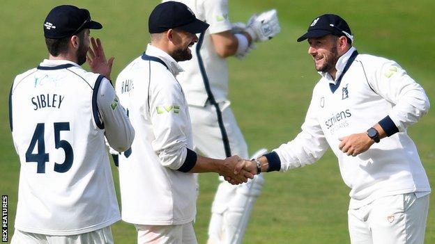 Tim Bresnan, qui a passé 19 ans dans le Yorkshire, est revenu hanter les Tykes lors de sa première apparition avec le ballon rouge pour les Bears à Headingley