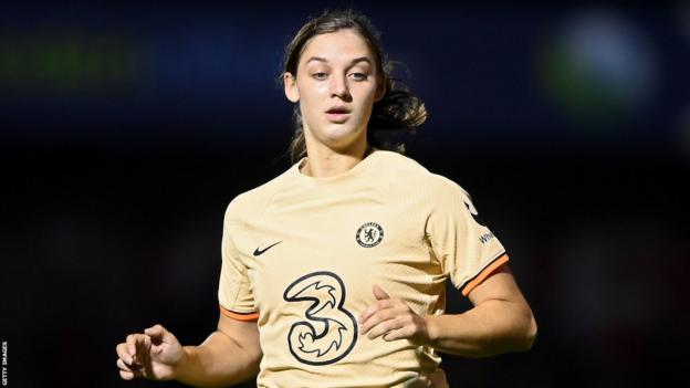 Aniek Nouwen playing for Chelsea