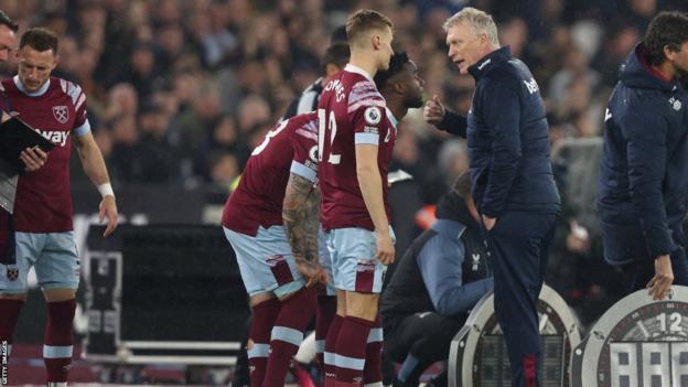 David Moyes speaks to West Ham players during the loss to Newcastle