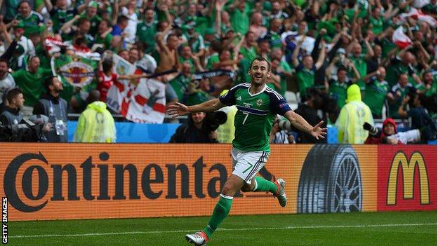 Ο Niall McGinn γιορτάζει να σημειώνει γκολ εναντίον της Ουκρανίας στο Euro 2016
