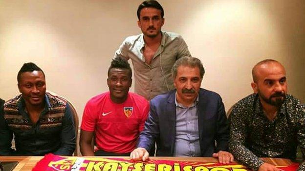Ghana's Asamoah Gyan (second from left) signing his contract with Kayserispor