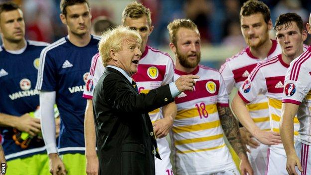 Gordon Strachan speaks to his Scotland players