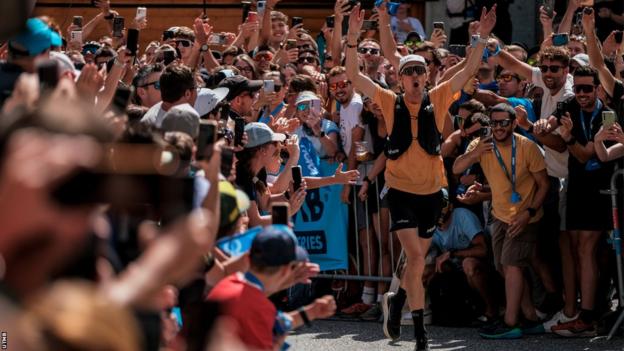 Jim Walmsley encourages the crowd as he closes in on his first UTMB title