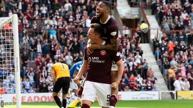 Hearts' Lawrence Shankland og Josh Ginnelly feirer