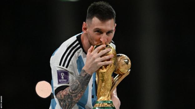 Messi kisses the World Cup