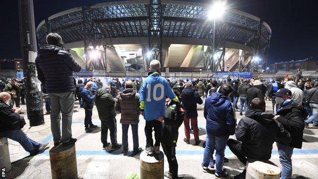 Fans versammeln sich vor Napolis Stadion