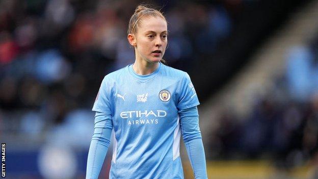 Keira Walsh: England midfielder completes world-record move to Barcelona  from Manchester City - BBC Sport