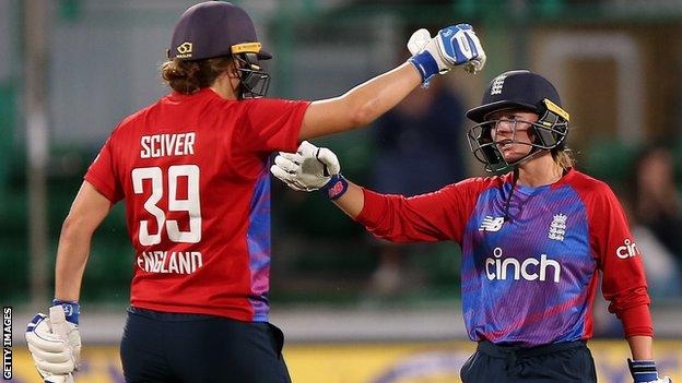 Nat Sciver and Danni Wyatt