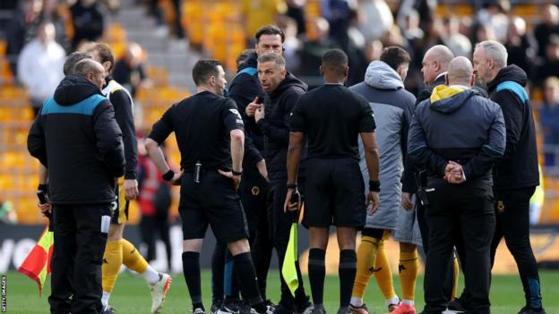 Wolverhampton Wanderers manager Gary O'Neill has reprimanded officials after his team lost to West Ham United at Molineux