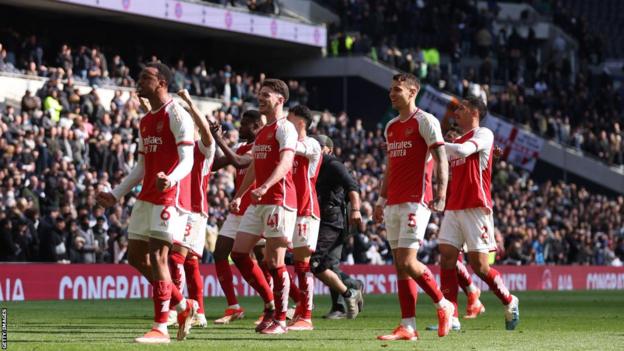 Arsenal players celebrate beating Tottenham Hotspur