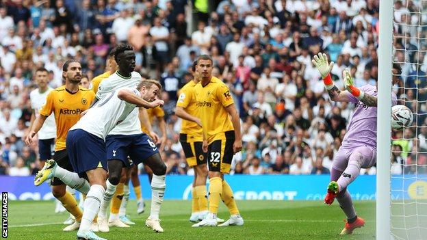 Harry Kane scores