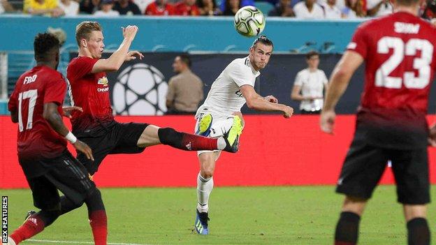 Gareth Bale shoots against Manchester United