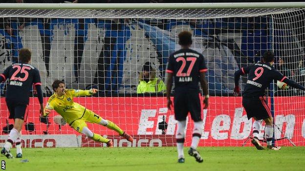 Robert Lewandowski scores from the penalty spot for Bayern Munich against Hamburg