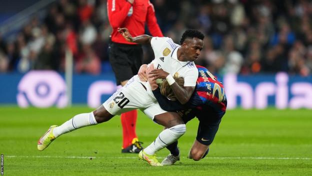 Vinicius and Frenkie De Jong grappled in a first-half flashpoint at Santiago Bernabeu