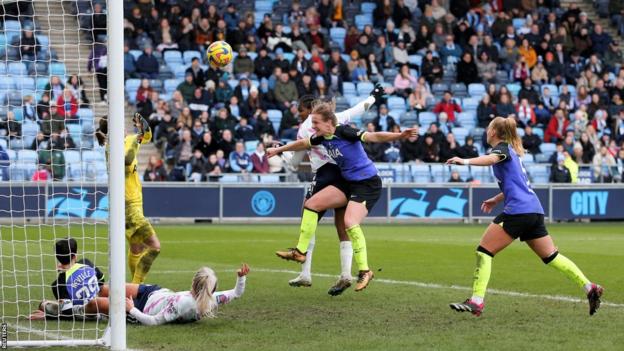 Khadija Shaw heads home Manchester City's equaliser