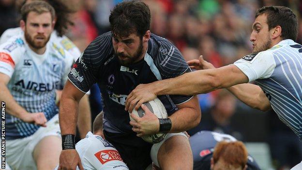 Ospreys' Scott Baldwin takes on Wales team-mate Sam Warburton (right) of Cardiff Blues in 2014