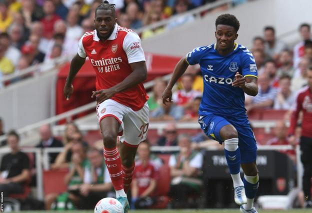 Nuno Tavares runs with the ball
