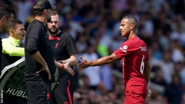 Pemain Liverpool Thiago Alcantara cedera saat melawan Fulham