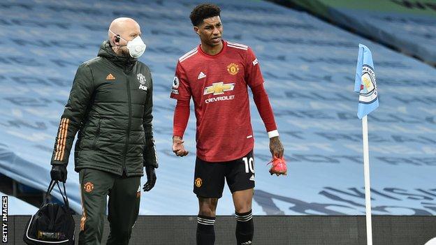 Marcus Rashford quitte le terrain alors qu'il est remplacé après avoir été blessé à la cheville.