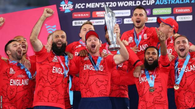England players celebrate with the trophy after winning the 2022 T20 World Cup title