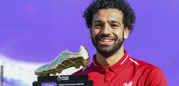 Mohamed Salah avec le soulier d'or de Premier League en 2017-18