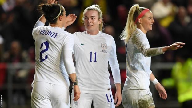 Lucy Bronze, Lauren Hemp y Chloe Kelly de Inglaterra