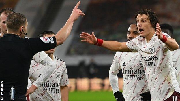 Arsenal savunucusu David Luiz, kırmızı kart ve Wolves'a ceza ile sonuçlanan bir oyun geçişinden sonra hakem Craig Pawson'a karşı protesto etti.