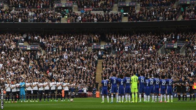 Chelsea and Spurs players during a minute's applause for Ugo Ehiogu