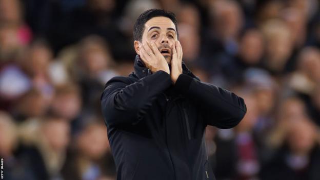 Mikel Arteta holds his hands on his cheeks
