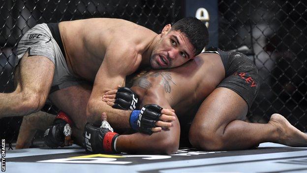 Vicente Luque (en haut au centre) et Tyron Woodley