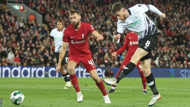 Max Bird en action pour Derby County contre Liverpool à Anfield dans la Carabao Cup