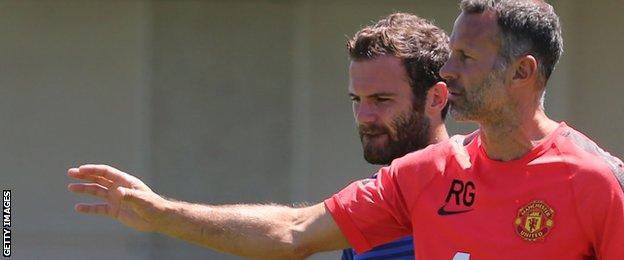 Ryan Giggs talks to Juan Mata in training