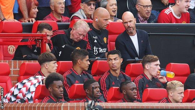 Cristiano Ronaldo en el banquillo de Old Trafford