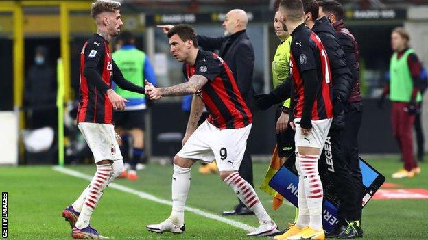 Dingy Muligt skrubbe AC Milan 0-3 Atalanta: Visitors stun Serie A leaders - BBC Sport