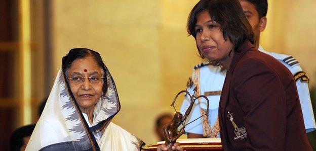 Indian women's cricket captain Jhulan Goswami (R) receives The Arjuna Award 2010 from Indian President Pratiba Patil (L) during a function at The Presidential Palace in New Delhi on August 29, 2010