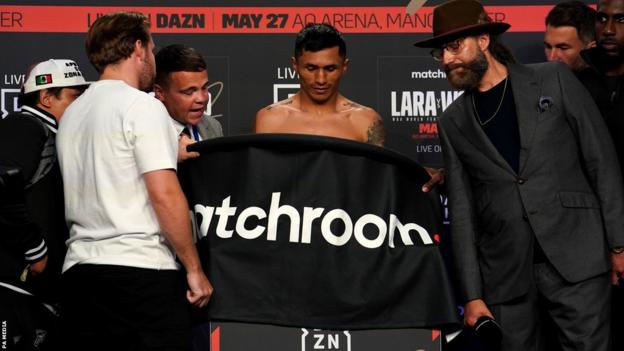 Mauricio Lara weighs in behind a banner