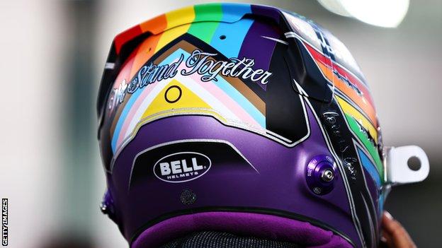 Lewis Hamilton draagt ​​een speciale regenbooghelm tijdens de Grand Prix van Qatar