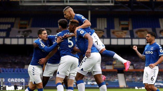 Everton players celebrate Michael Keane's goal