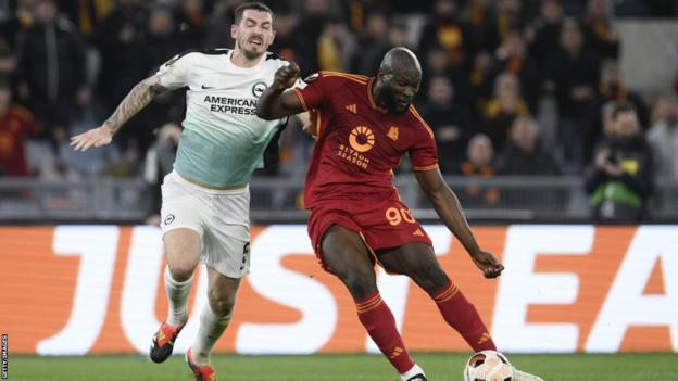 Romelu Lukaku smashes in Roma's second goal