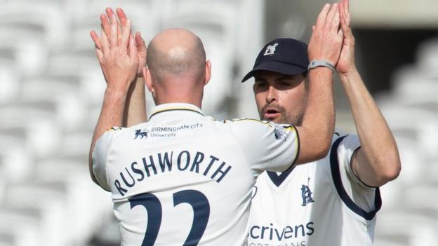  Chris Rushworth celebró su trigésimo segundo recorrido de cinco terrenos en cricket de primera clase con el capitán Will Rhodes