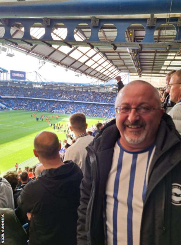 Brighton-fan Nigel Summers voorafgaand aan de wedstrijd van zijn team bij Chelsea