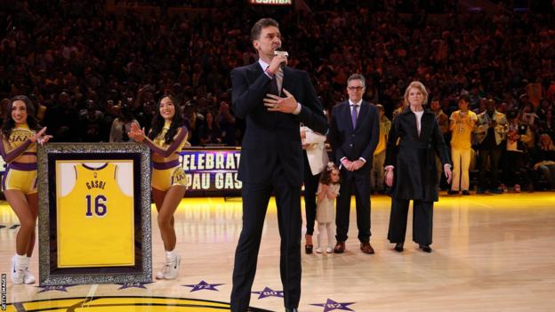 Pau Gasol makes speech at LA Lakers match