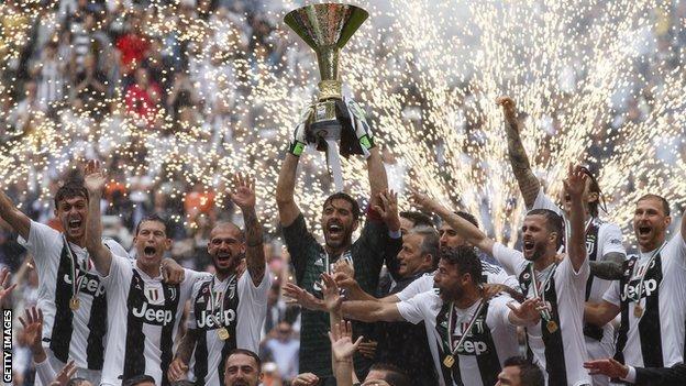 Juventus lift the Scudetto