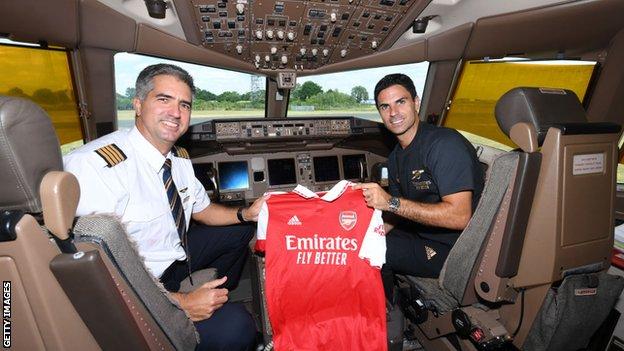 Le manager d'Arsenal Mikel Arteta avec le capitaine de l'avion de l'équipe du club vers les États-Unis