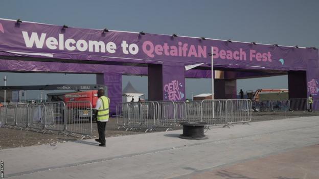 L'entrée du village des fans de l'île de Qetaifan