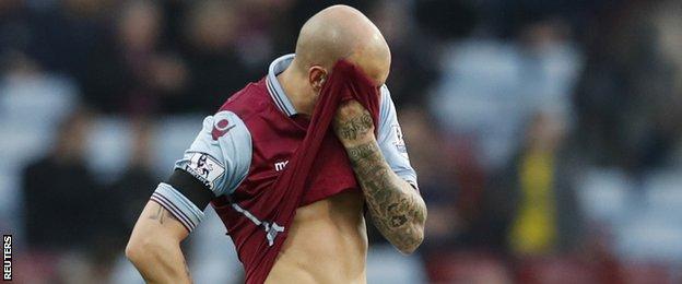 Alan Hutton looks dejected